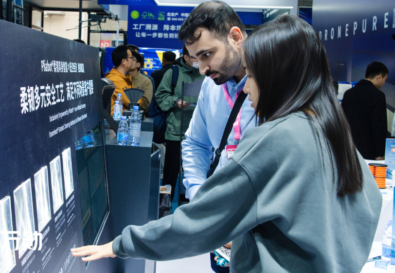 海外客户在展会上咨询 万勋科技供图