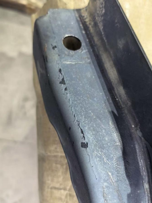 出问题的汽车下车体的一个横梁