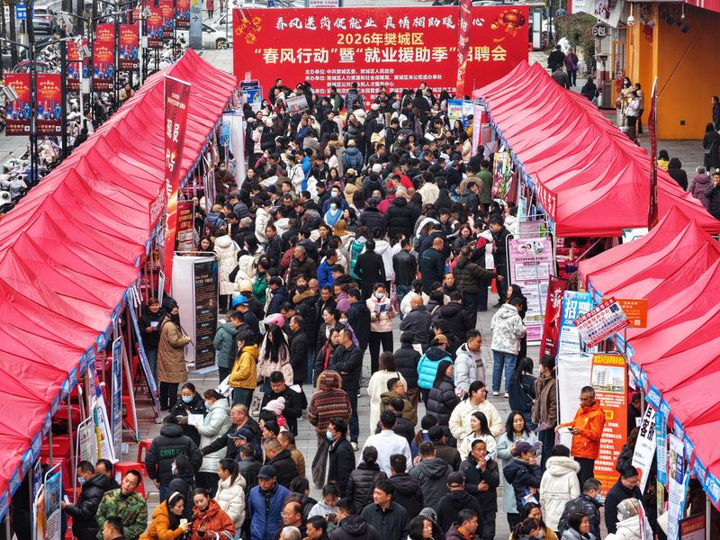 2月26日,求职者在湖北省襄阳市樊城区“春风行动”暨“就业援助季”招聘会现场咨询岗位信息。新华社