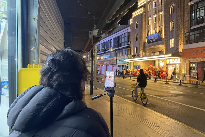 居民商户在对面开启直播（佟鑫/拍摄）