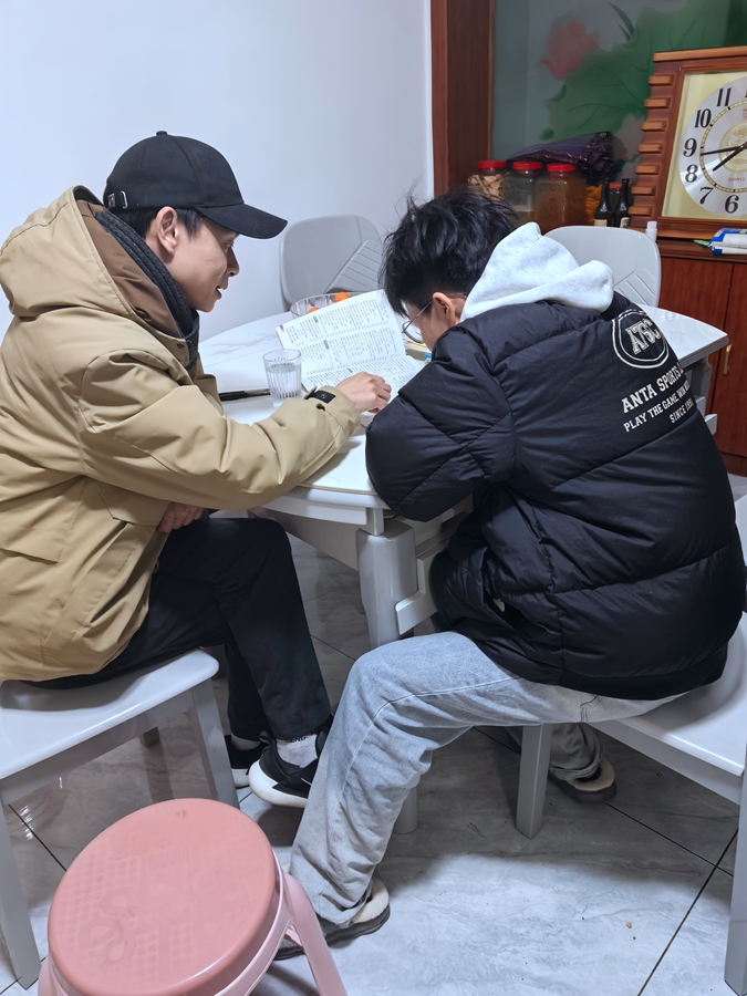 2024年1月，郭菲在村里入户辅导学生学习    受访者供图