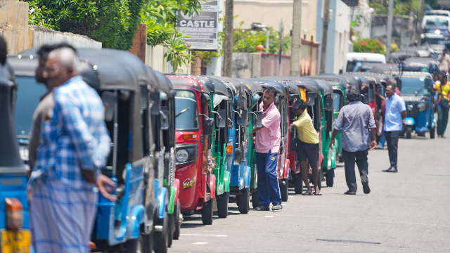 斯里兰卡首都科伦坡，人们在加油站附近排队等待为车辆加油 （新华社图）