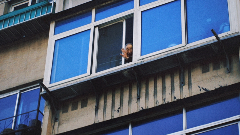 白玉州在老房子的阳台招手    白嵩/摄