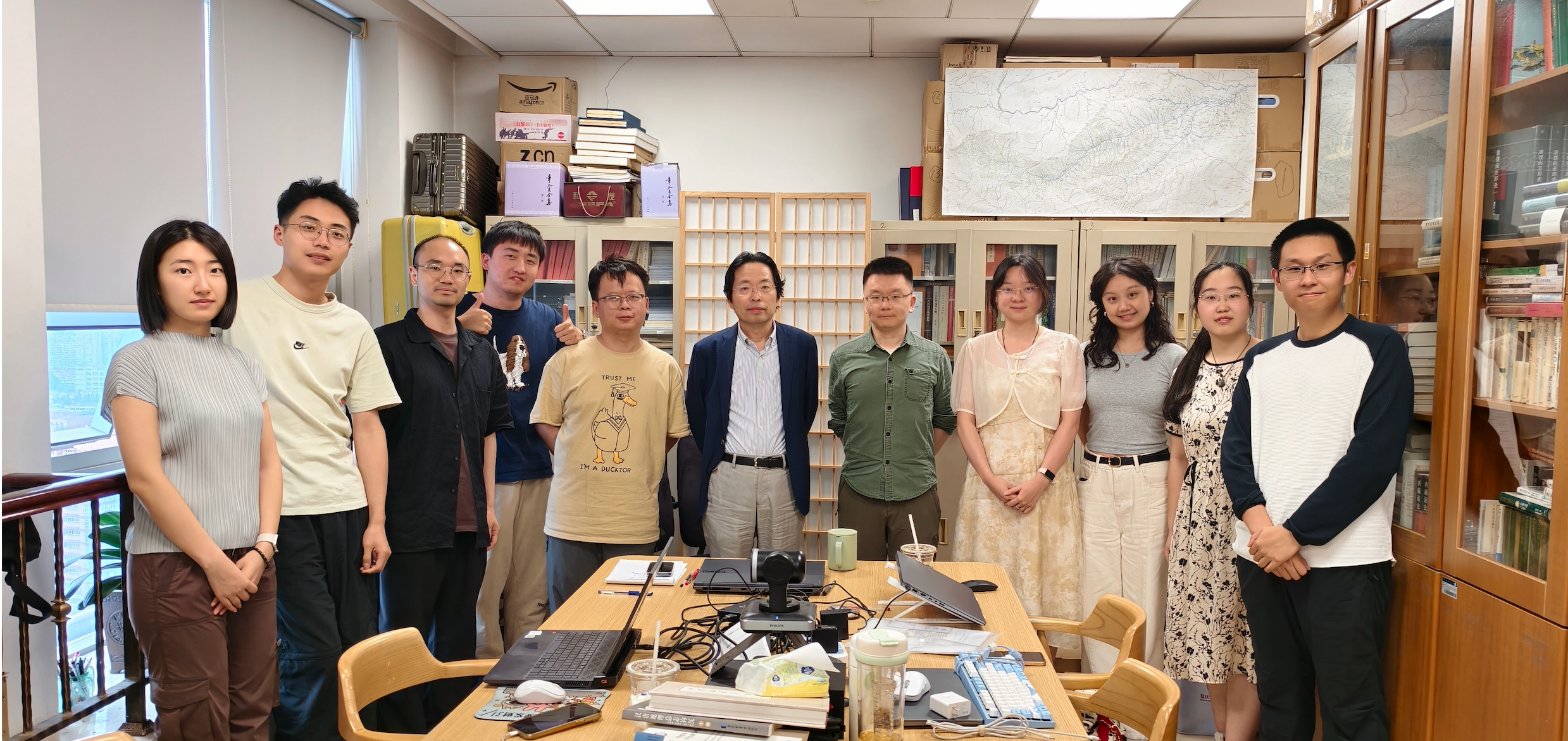 复旦大学李晓杰教授作为首席专家正在主持国家社科重大项目《水经注文本校笺及水道与政区复原研究》。团队左起：孟娇、阴健坤、周文乔、杨晓锐、龚应俊、李晓杰、杨智宇、鲁静晗、谢怡、史珂欣、和吴尚。