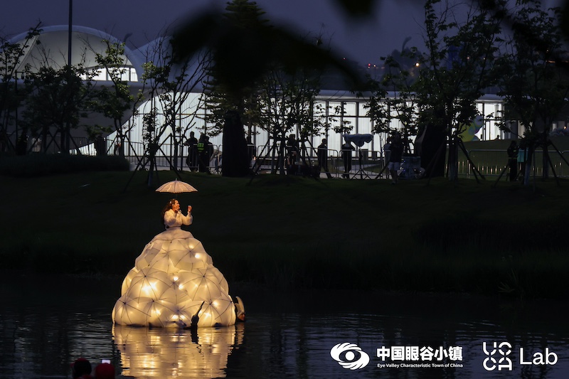 荷兰帕斯曼团队和法国Artbirds团队共同打造的水上歌剧表演《漂浮歌后》