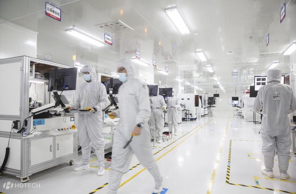 光通信产品生产作业间。（华工科技官网）