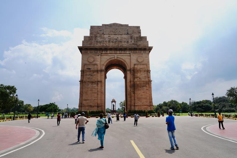 人们在位于印度首都新德里的德里门前参观游览。新华社资料