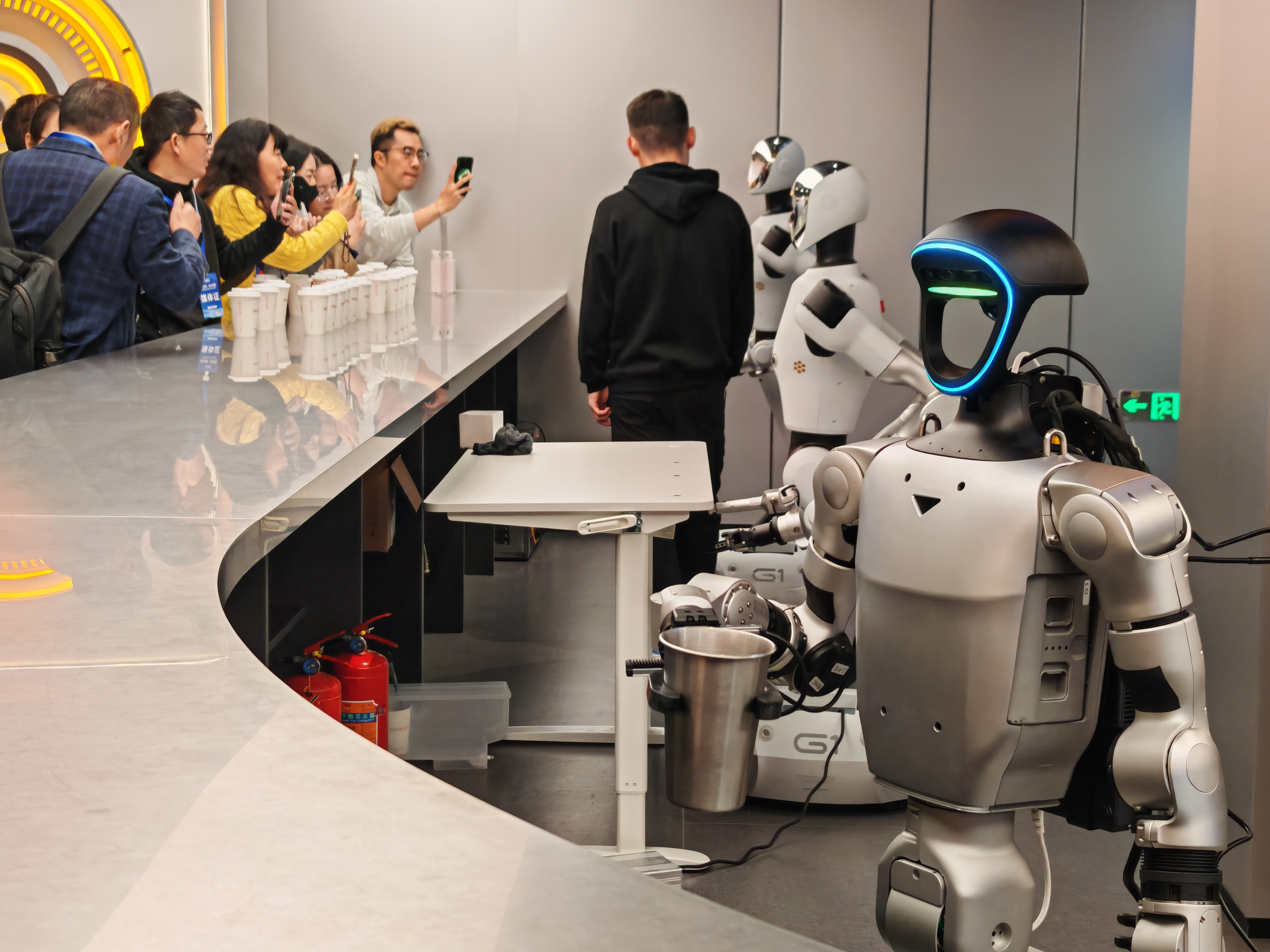 杭州市具身智能展示与应用推广中心内的机器人 摄影/缪琦