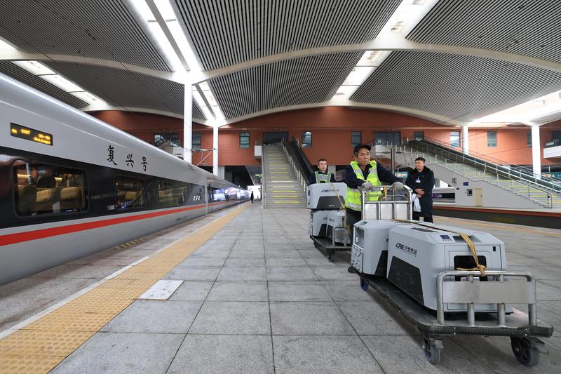 停靠站台的复兴号列车。新华社资料