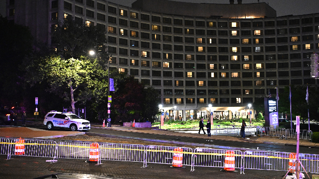 25日，举行白宫记者协会晚宴的美国华盛顿希尔顿酒店前拉起路障。（新华社/图）