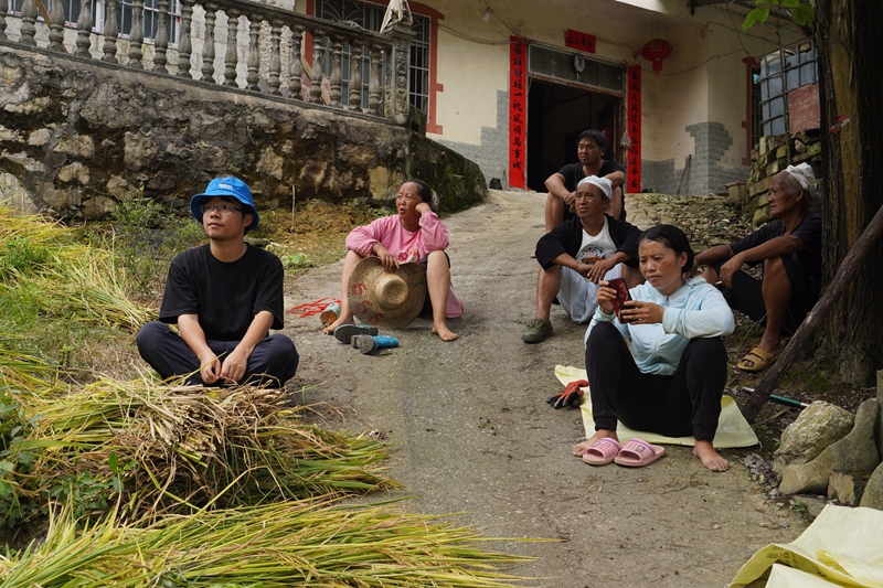 2024年8月，在广西南丹与村民合影    出版社供图