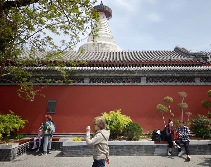 近年来，北京白塔寺周边胡同经过城市更新，老城肌理得以保留，生活气息依旧浓郁     新华社图