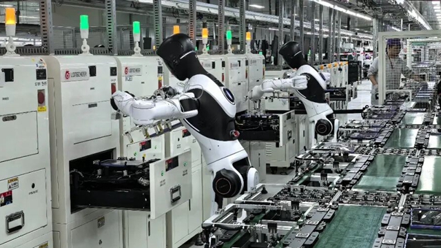 精灵G2在生产线上协同工作。（受访者供图）