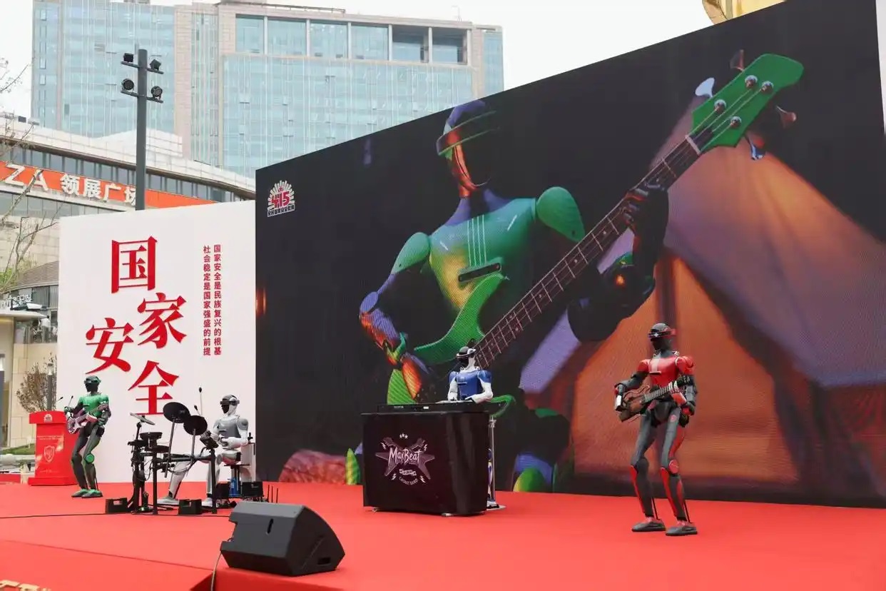 海淀国安机器人乐队演奏AI歌曲《国安》。新京报记者 浦峰 摄