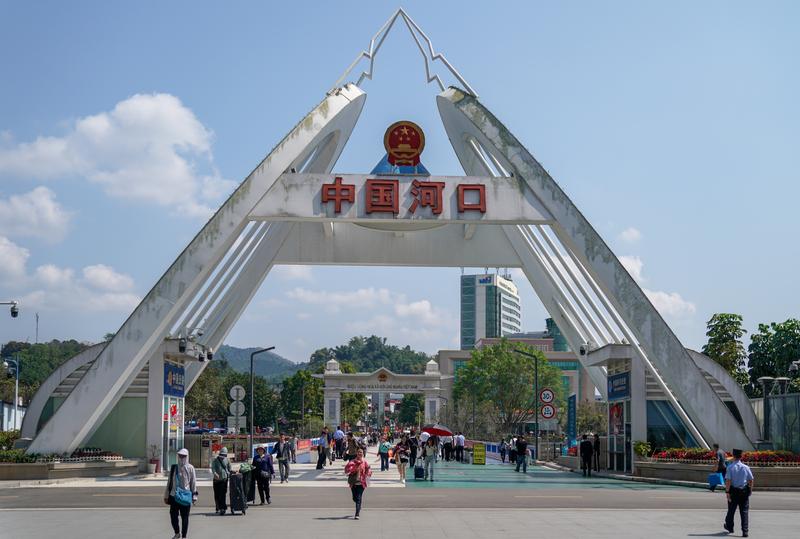 旅客从越南进入河口口岸办理边检手续。新华社资料
