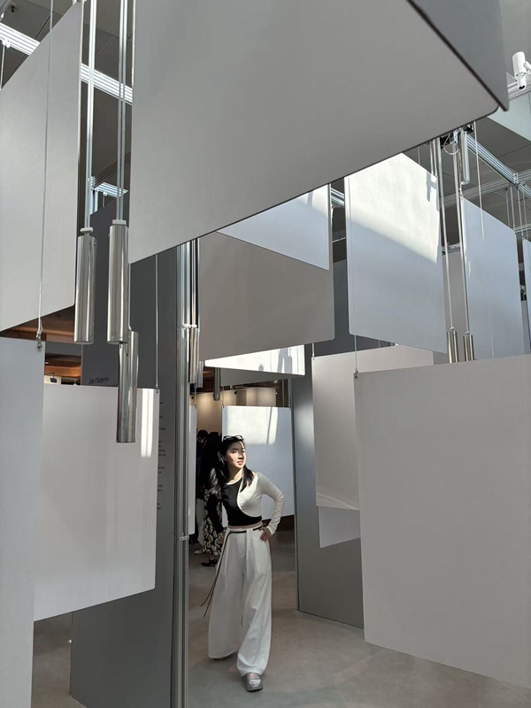 “生命轨迹(Life Chapters)”艺术装置项目邀请观众参与互动体验