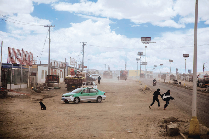 昔日只有两排矮房子的五道梁现在已经发展成为青藏线上的中转站，做生意的有三四十家（蔡小川摄 出版社供图）