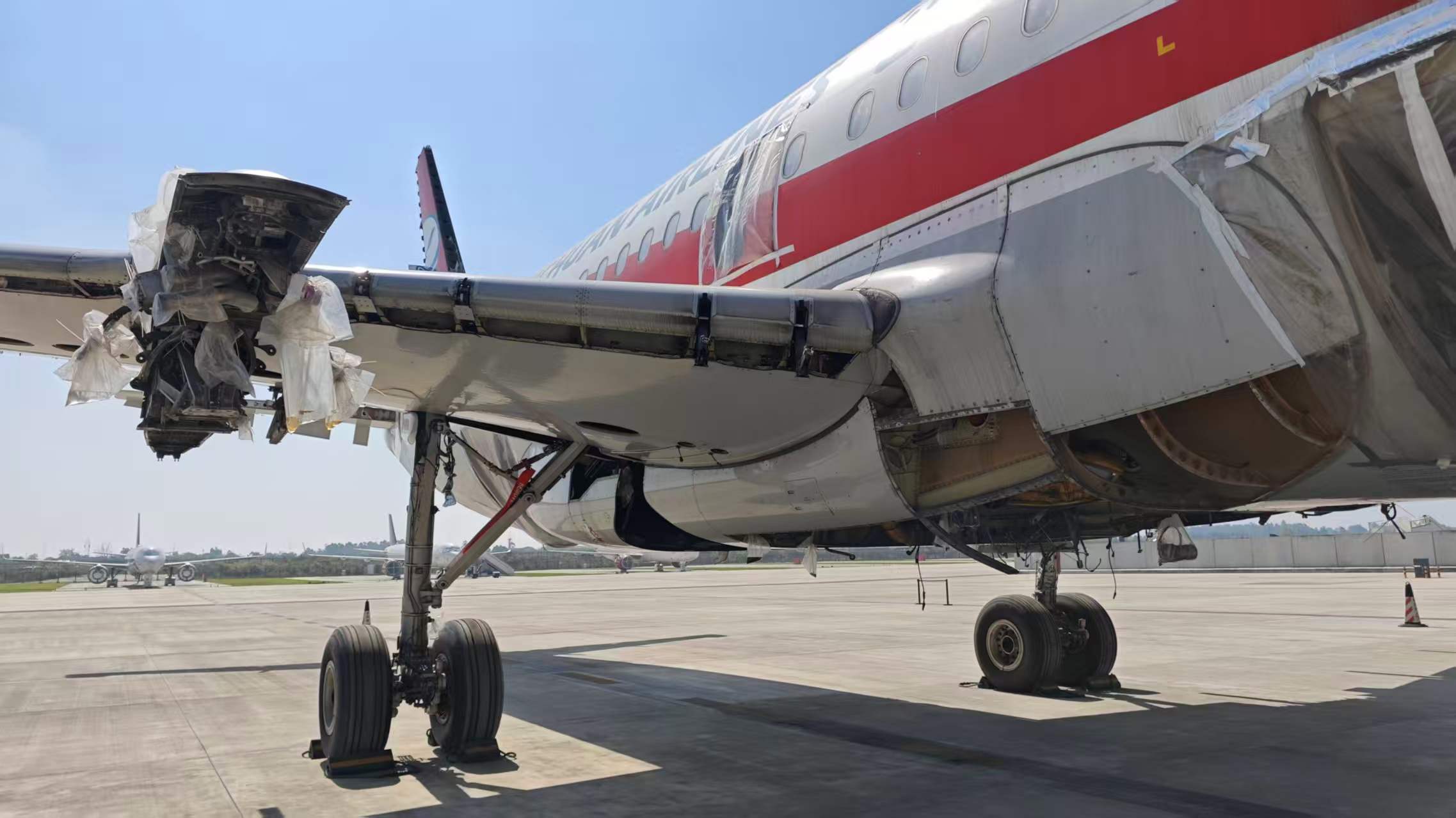 已经拆下发动机的退役飞机，拍摄：陈姗姗