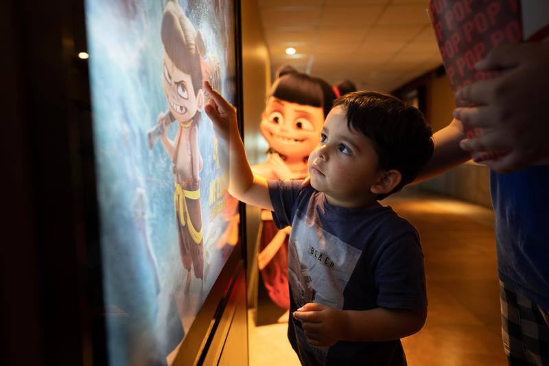 一名男孩在阿根廷首都布宜诺斯艾利斯的影院观看《哪吒2》海报。