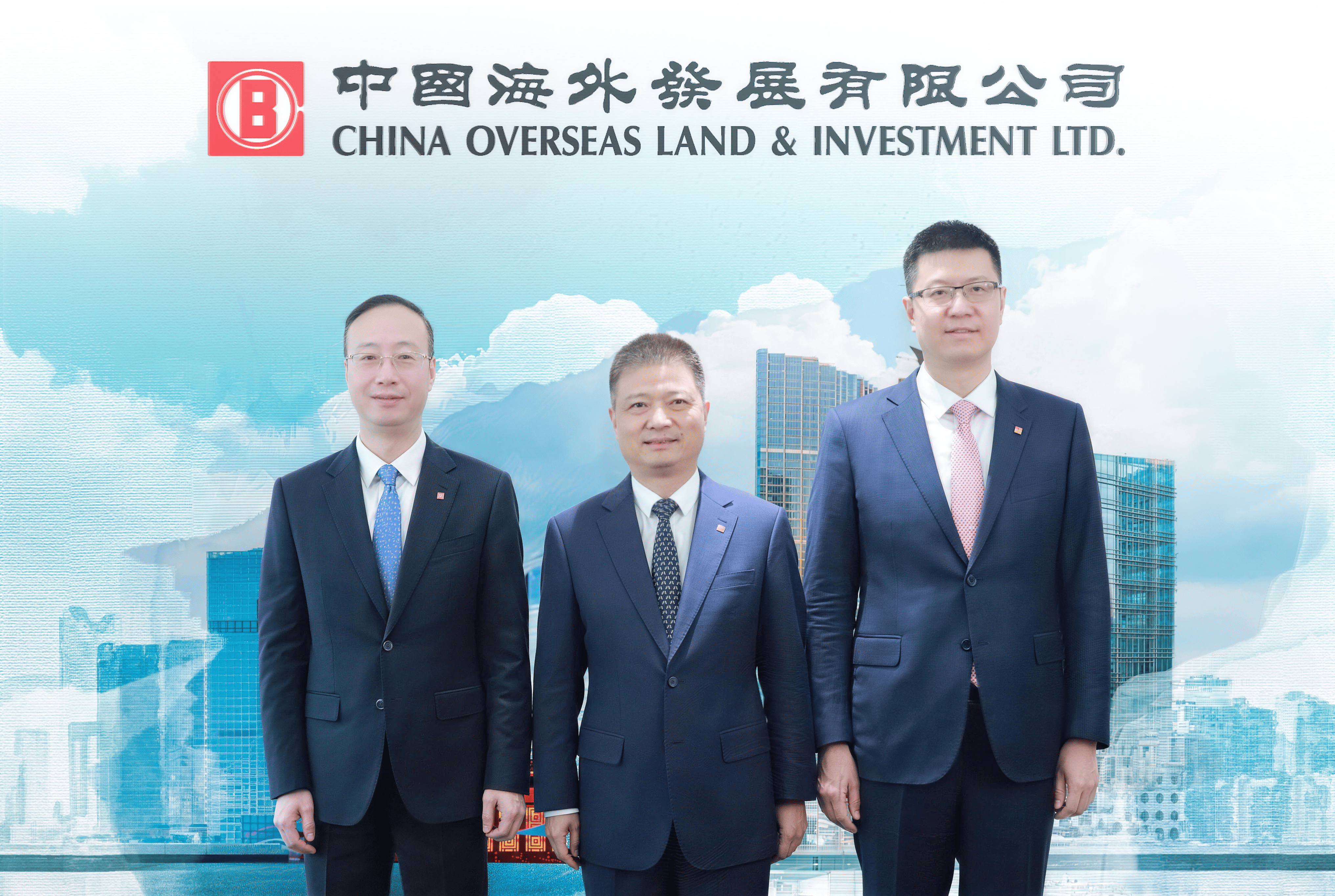 中国海外发展有限公司管理层合影：(左至右) 副总裁郭光辉先生、主席颜建国先生及行政总裁张智超先生