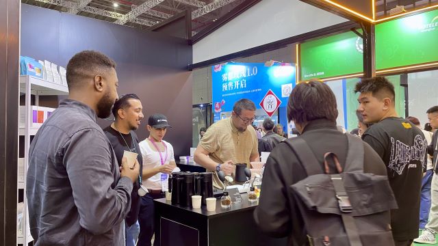 来自阿曼的咖啡烘焙展商正在与中国从业者交流 摄影/冯小芯