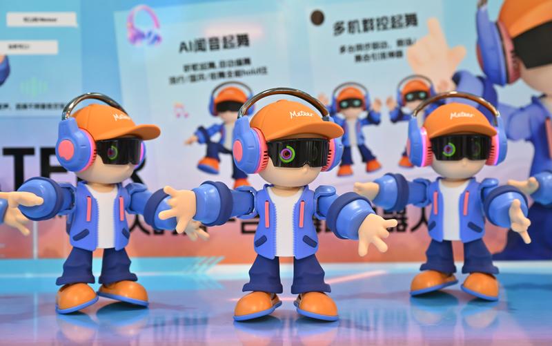 在第六届消博会现场拍摄的一款AI智能桌面陪伴机器人。新华社