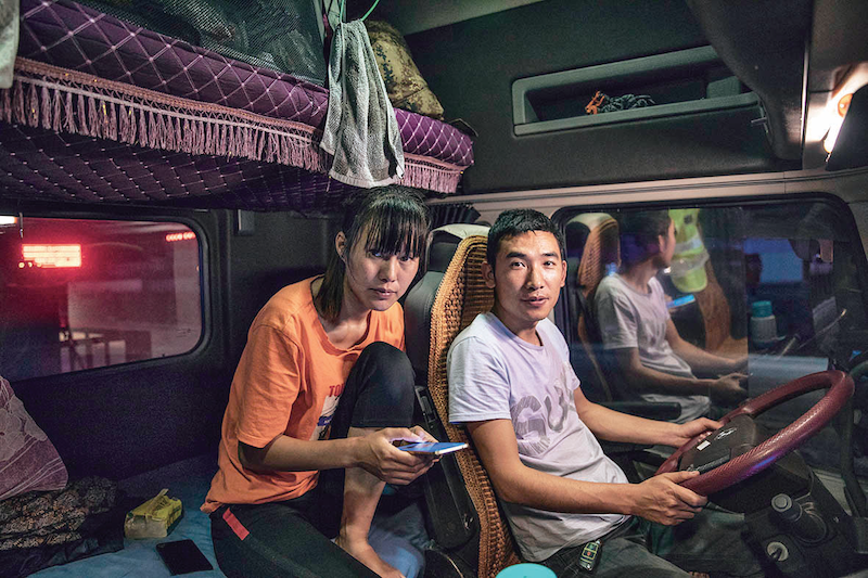 晚上十点钟，卡车司机刘军华和妻子在加油站附近停车休息（蔡小川摄 出版社供图）