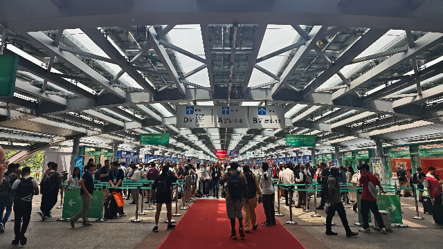 4月18日，第139届广交会上人头攒动（摄/第一财经记者程程）