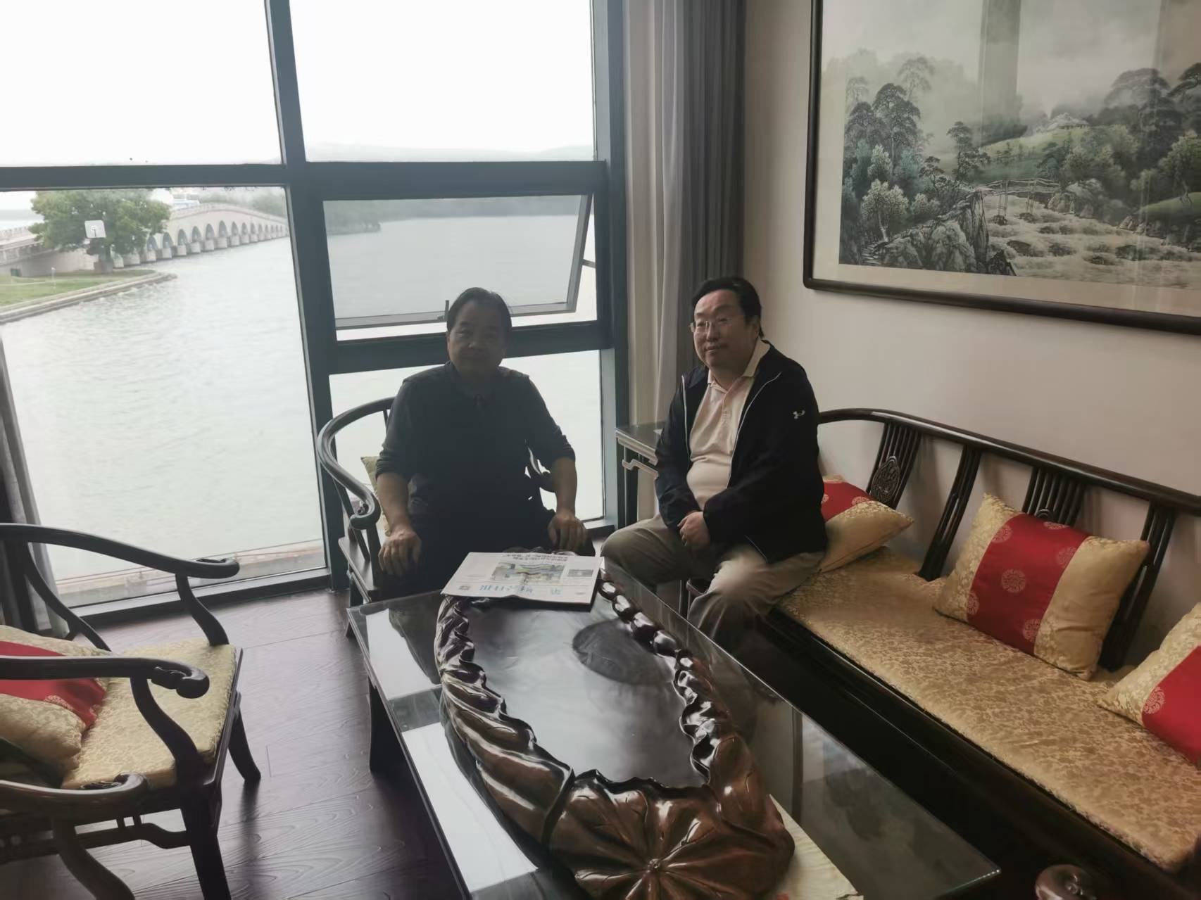 谷雨时节，作者（右）和常熟书法家李向东讨论甲骨文话题。