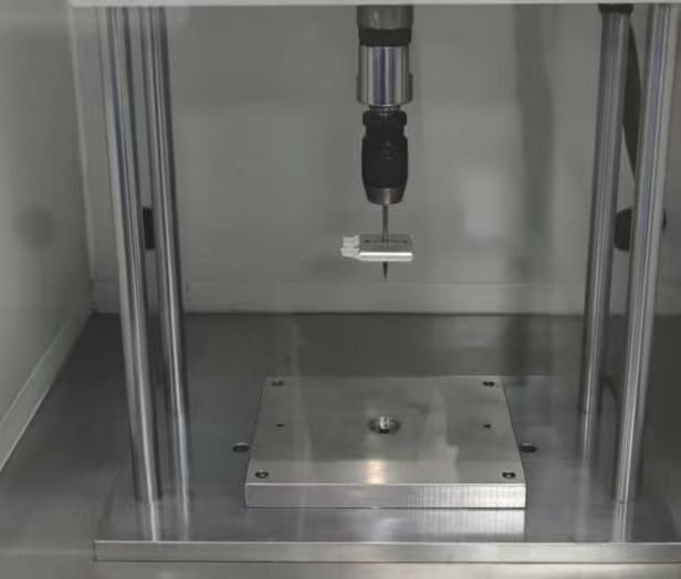 受访者供图：电池针刺测试