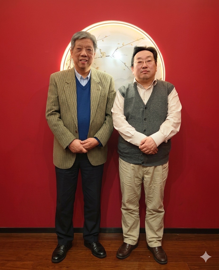 作者（右）和陈克伦教授合影留念