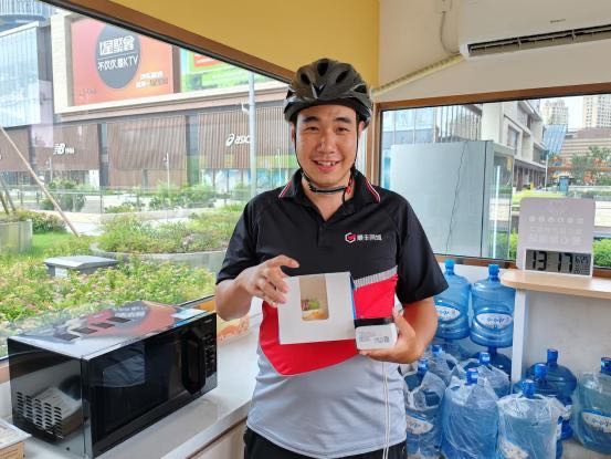 漕河泾小哥驿站为快递员骑手提供的生日蛋糕