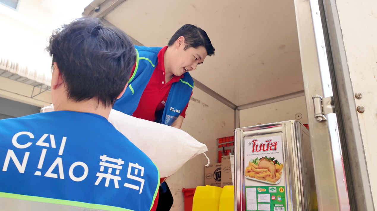 图说：在泰国合艾，CPAXTRA批发业务集团CEO谢宇宸体验菜鸟数字系统带来电商配送提效