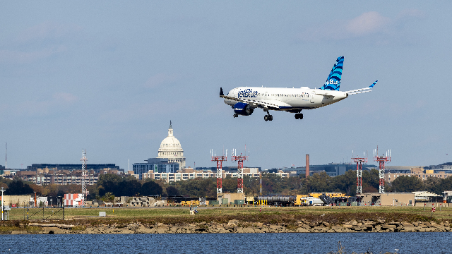 一架飞机降落在美国弗吉尼亚州阿灵顿的里根国家机场。（新华社图）