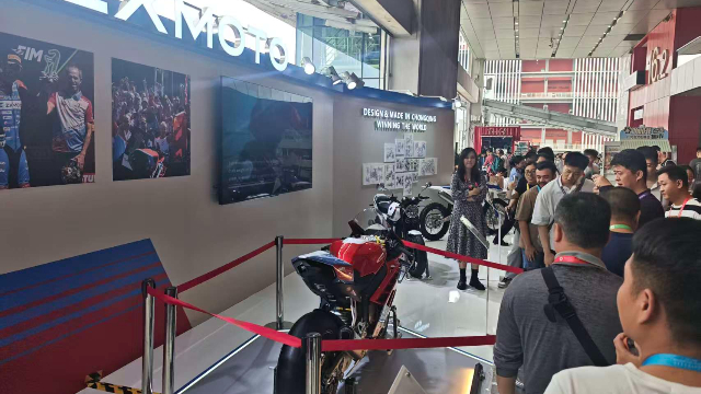 4月18日，在139届广交会上，人群围绕张雪机车拍照打卡（摄/第一财经记者程程）