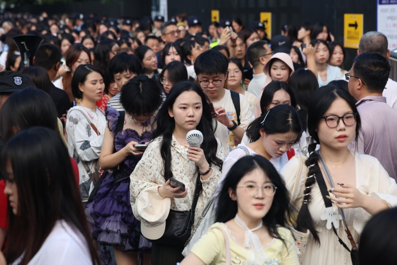 2025年8月20日，前来观看时代少年团演唱会的粉丝挤满上海体育场周围的各条马路。（任玉明/摄影）