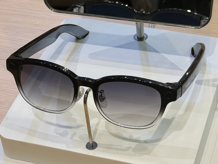 华为首款鸿蒙AI眼镜 摄影/宋婕