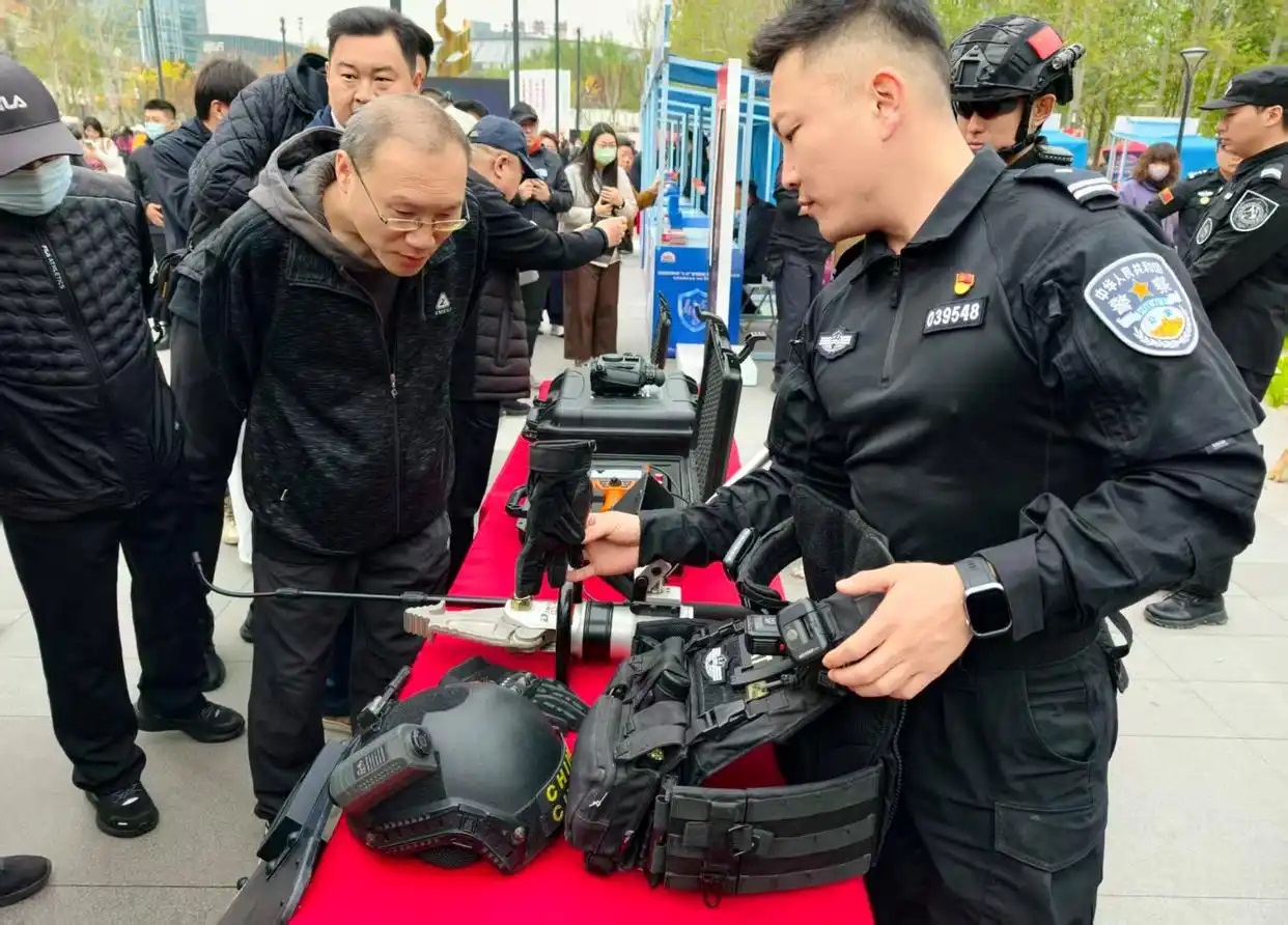 市民观看公安海淀分局的特警装备。新京报记者 浦峰 摄