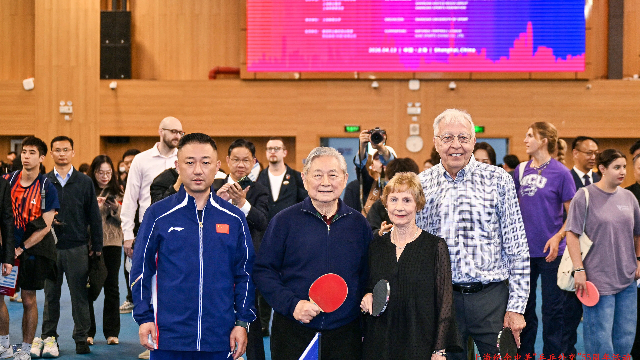 中国乒坛名宿徐寅生与奥运冠军阎森和康妮·斯威里斯与她的丈夫为友谊赛开球 （主办方提供）