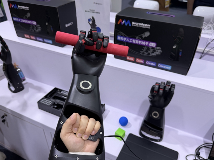 强脑科技的脑科学人工智能机械手创客套件 摄影/宋婕