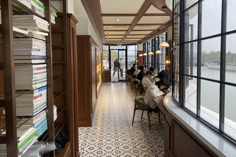 二层面对江景自习的读者们(佟鑫拍摄)