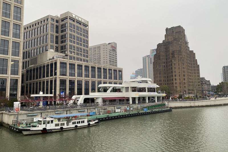 邮轮状外形的虹书舫,旁边仍保留海事码头,背后则是北外滩地标之一上海大厦。(佟鑫拍摄)