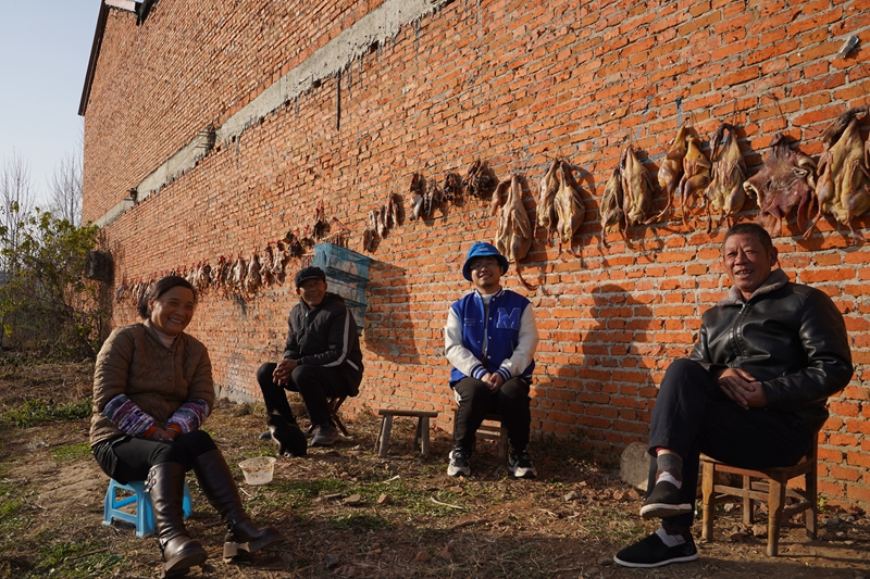 2024年12月，在安徽六安与采访的村民合影    出版社供图