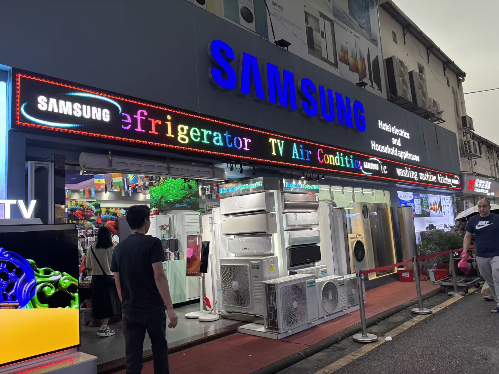 在三星的经销商门店内，已同步经营国产品牌电器。拍摄/第一财经记者王珍