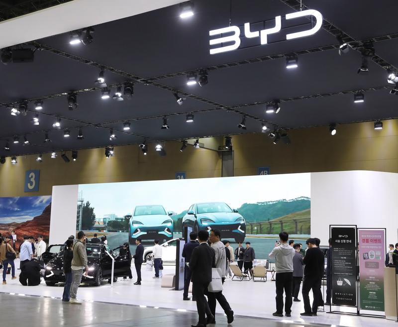 在韩国高阳举行的 “2025首尔移动出行展”上，观众参观中国品牌比亚迪展区。新华社资料