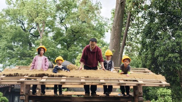 成都杜甫草堂博物馆,小学生们参加茅屋重建新项目