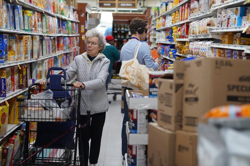 5月8日,顾客在美国纽约一家商店选购商品。新华社