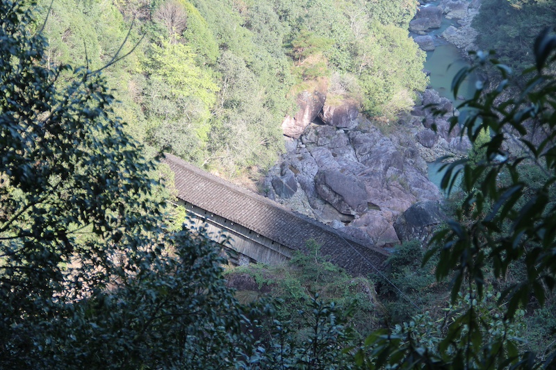 福建省周宁县李墩镇黄旗岭村高墩桥，从山路下望谷底的长桥。