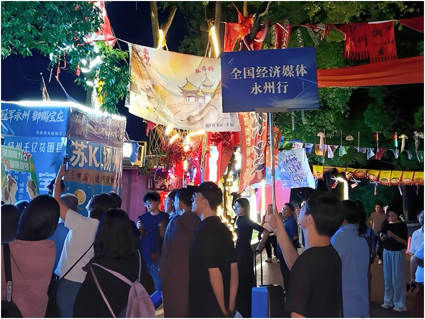 经济媒体记者抵永州当晚，现场参观曾以“挂票”“船票”等民间创意赢得民心的“湘超”比赛场馆永州市体育场。陈彩玲摄