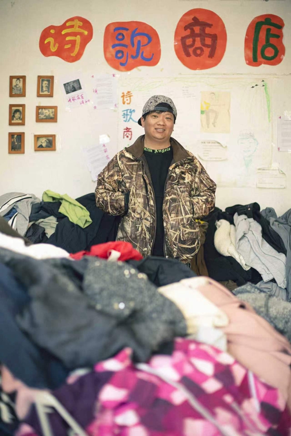 在皮村的“诗歌商店”,小海过上了某种程度上梦想的生活 摄影/王晓东